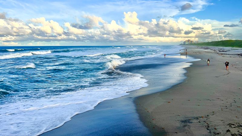 Beside the pier, looks can mislead - Juno Beach