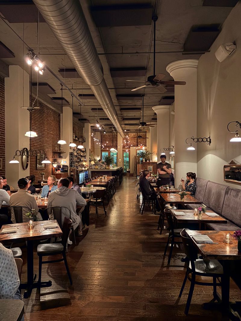 Vintage-Chic Atmosphere That Works