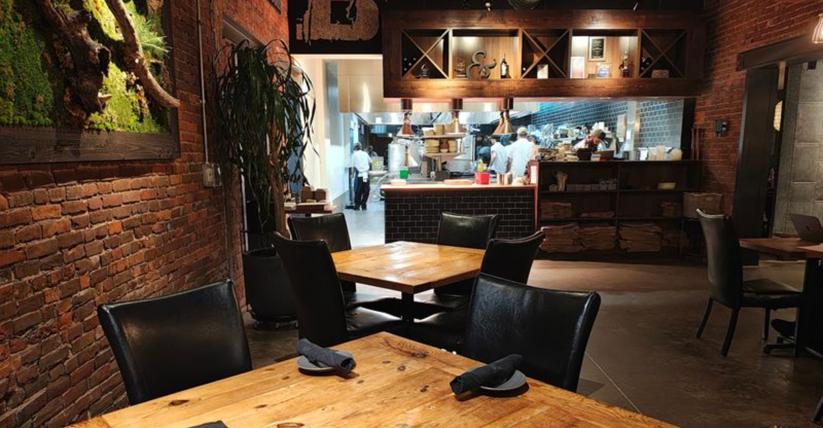 The Iowa Restaurant Where An Open Kitchen Makes Every Meal Feel Like A Live Culinary Show