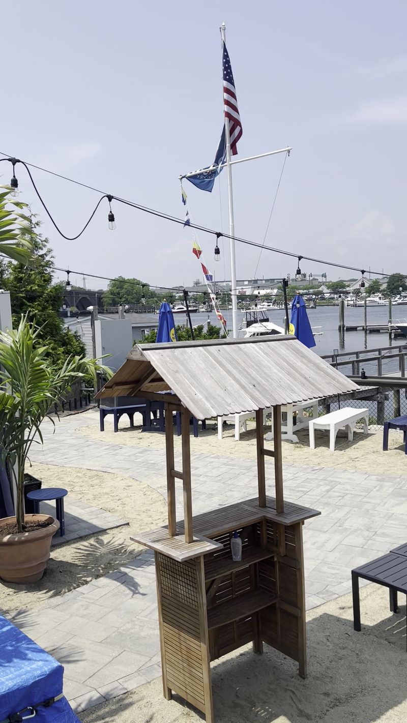 B&iacute;ergart&euml;n Tiki Bar At Dockside Brewery - Milford