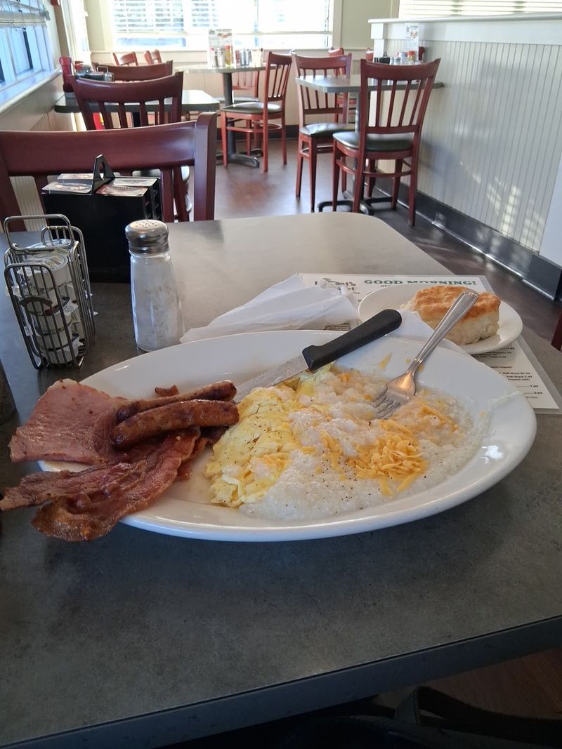 Why the Elmwood Avenue Location Works for a Quick Southern Meal