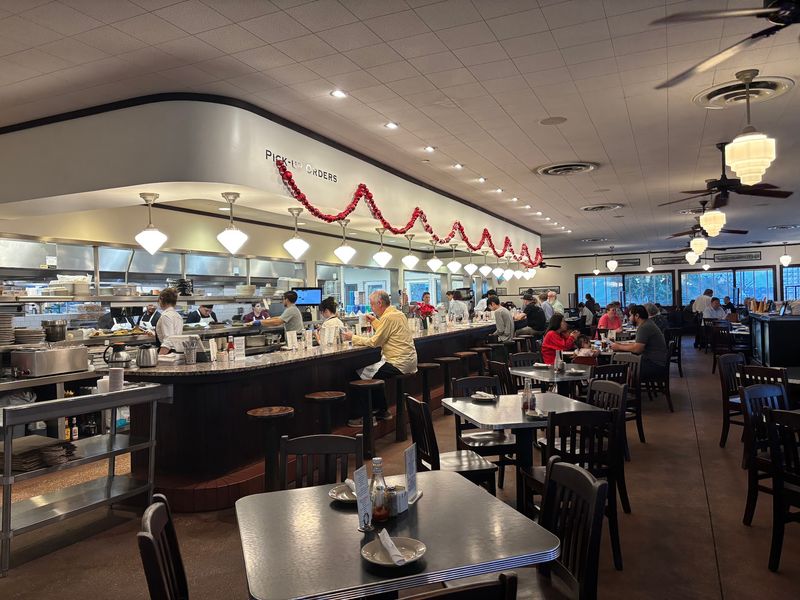 A Diner That Welcomes a Crowd