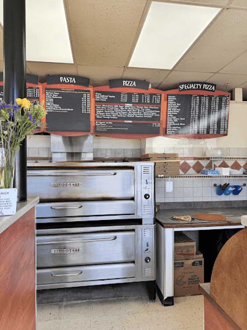 The Slice Counter That Feels Like Local Lunch Hour
