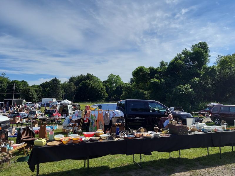 The Open-Air Fields Create A Unique Shopping Atmosphere