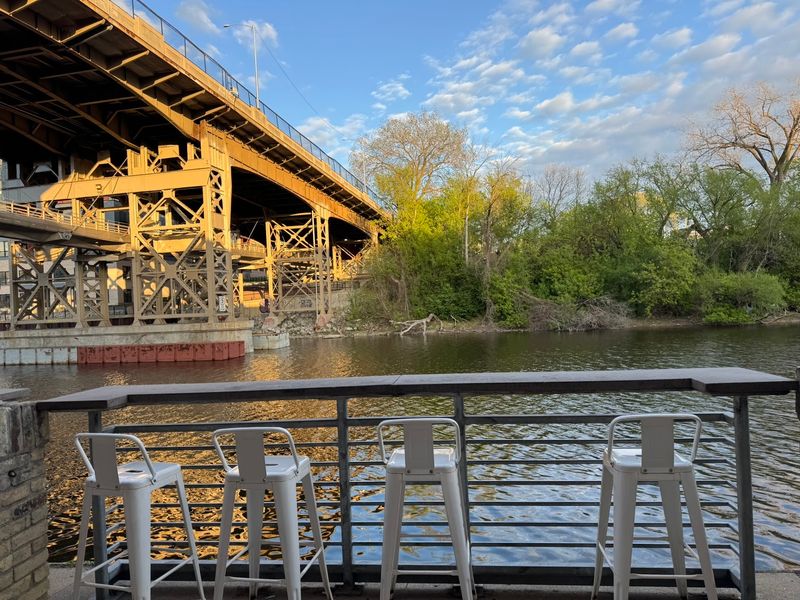A Riverfront Seat Changes the Whole Meal