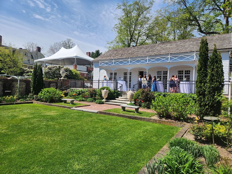 The Garden House That Hosted a Crowd