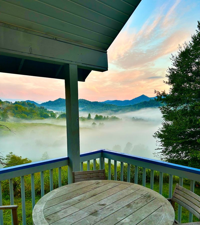 Burnsville - Artsy Mountain Charm Away From the Crowds