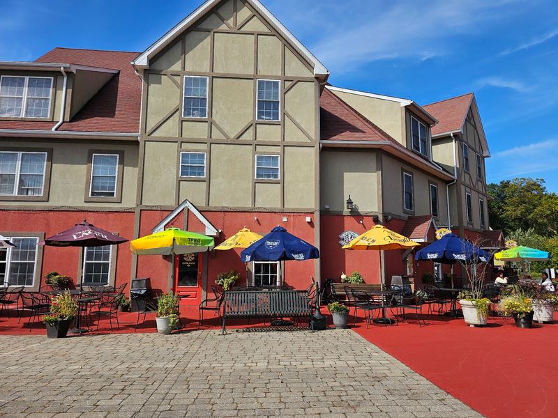 The Village Haus - Reinholds