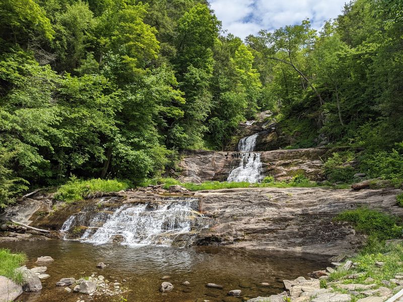 Kent - Waterfalls, Hiking and a Beautiful Mountain-Town Feel