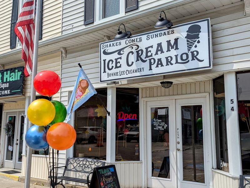 Bonnie Lee Creamery Ice Cream Parlor - Andover