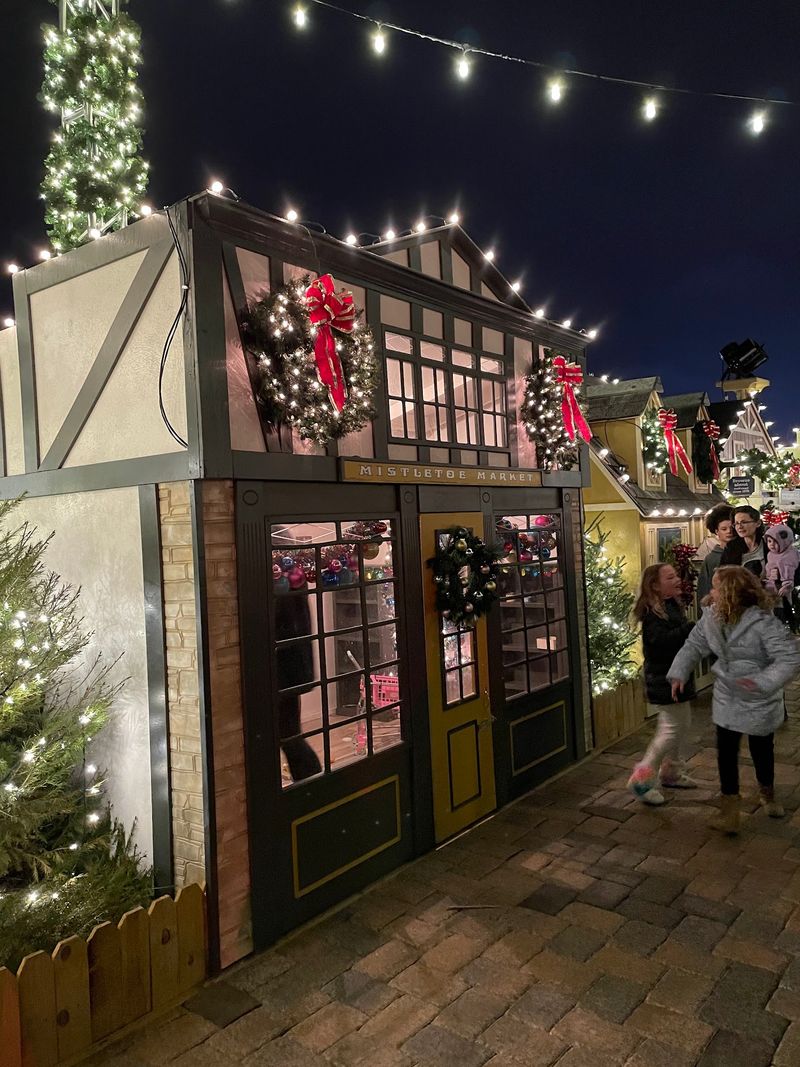 Holiday Lights Turn Shopping Into an Event