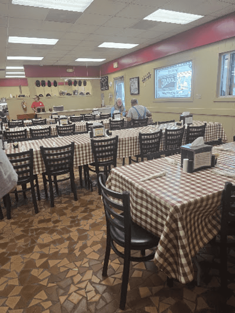 Family-Style Seating With a Community Feel