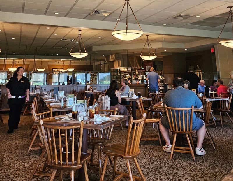 A Dining Room Where Families Can Settle In
