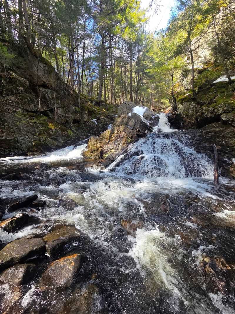 Bear's Den, New Salem