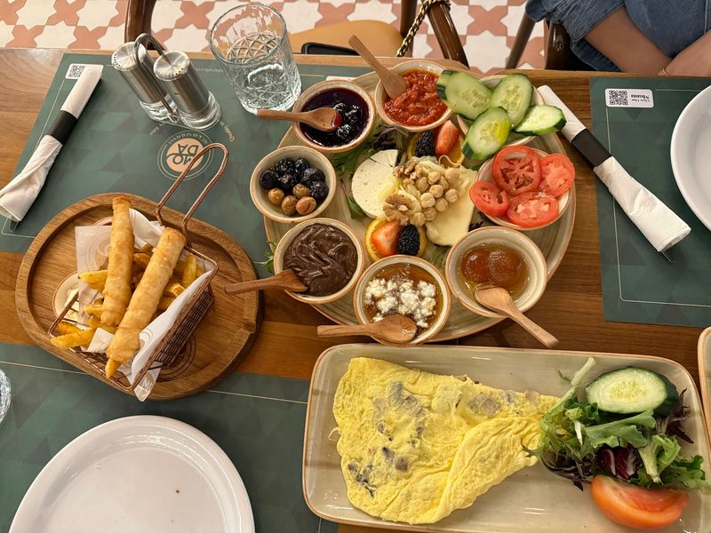 Moda Cafe & Restaurant - Chantilly