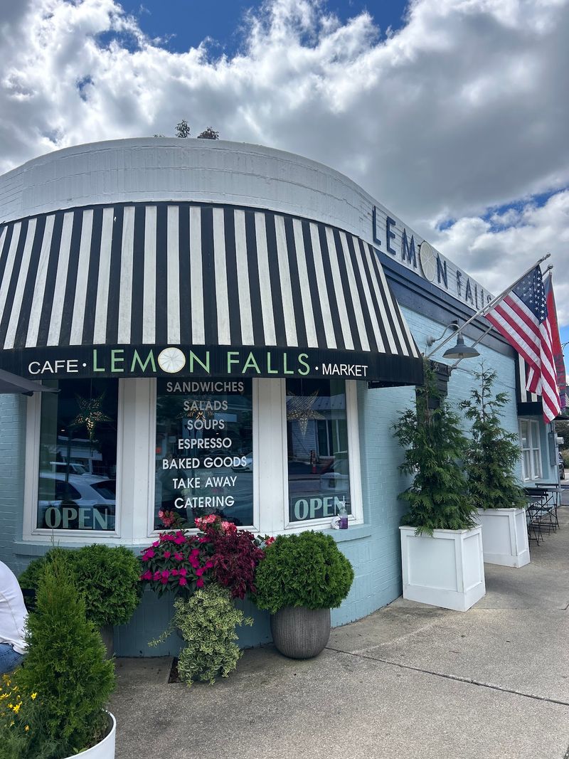 Downtown Shops, Caf&eacute;s & Restaurants - Stay And Enjoy The Village