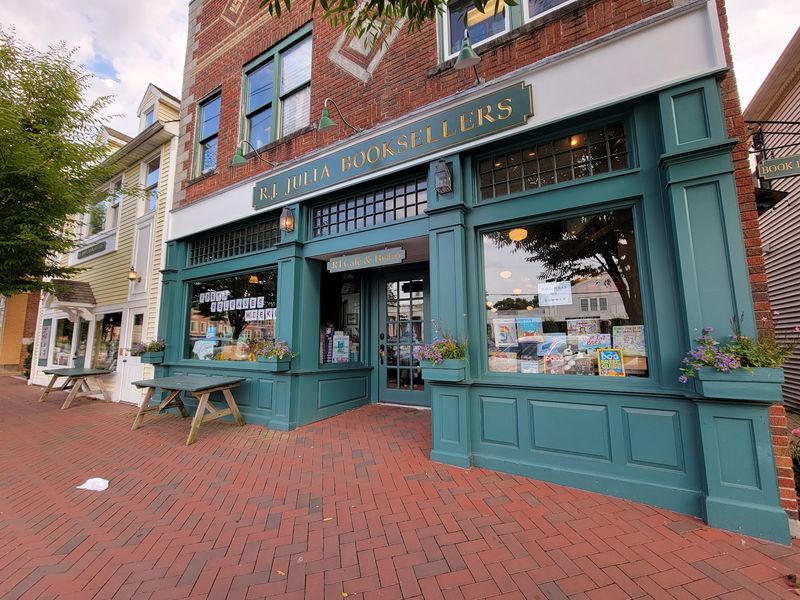 A Madison Stop With Shoreline Charm