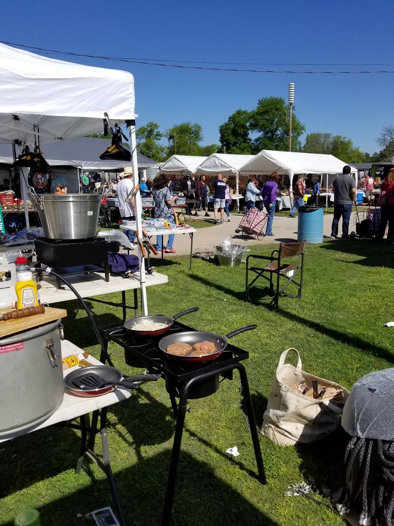 Food, Entertainment, and the Full Market-Day Experience