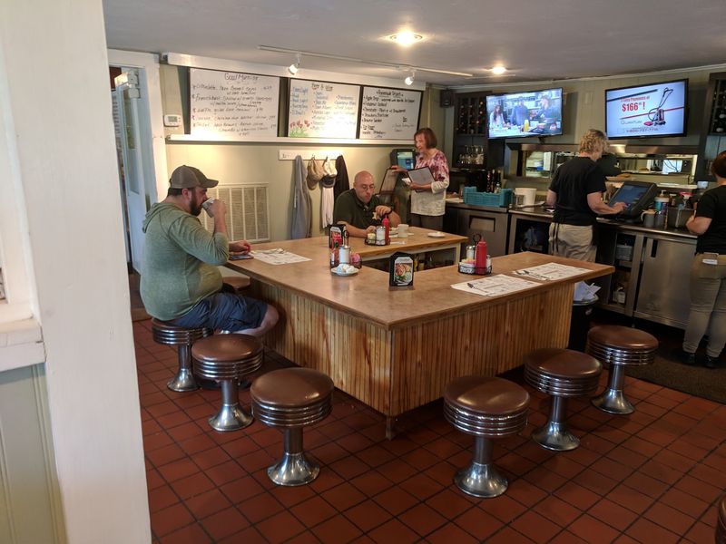 A Classic Diner Buzz That Feels Alive