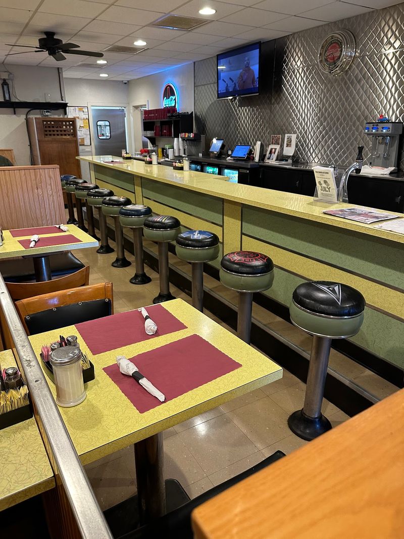 A Throwback Diner Feel That Sets the Mood
