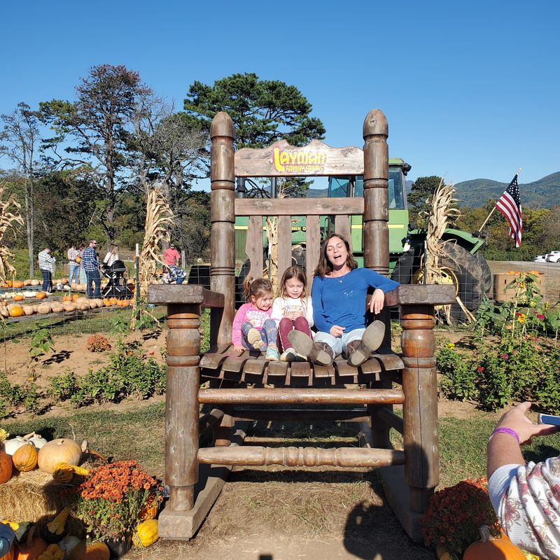 Stay for Live Music and Fall Photo Opportunities