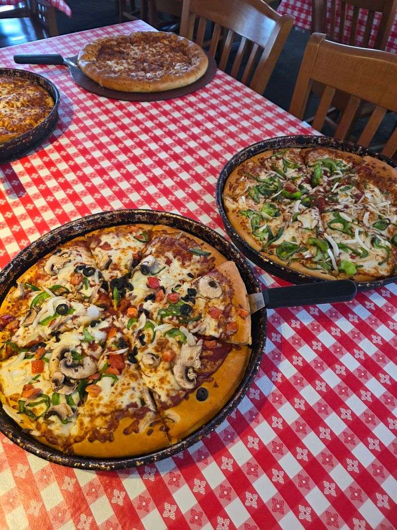 This Is Still A Real Dine-In Pizza Hut