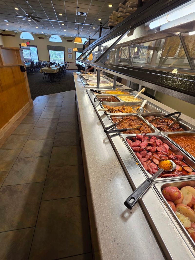Der Dutchman's Amish-Style Buffet Is the Main Attraction