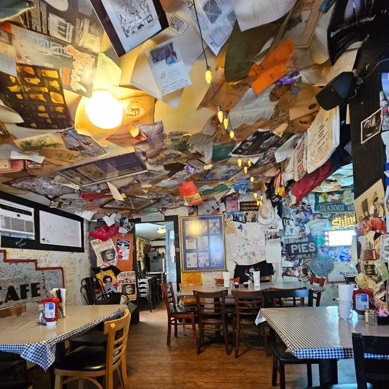 Americana Walls Make Waiting Fun
