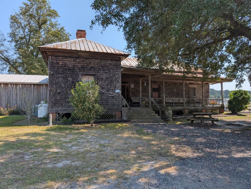 The Old Farmhouse That Became a Barbecue Destination
