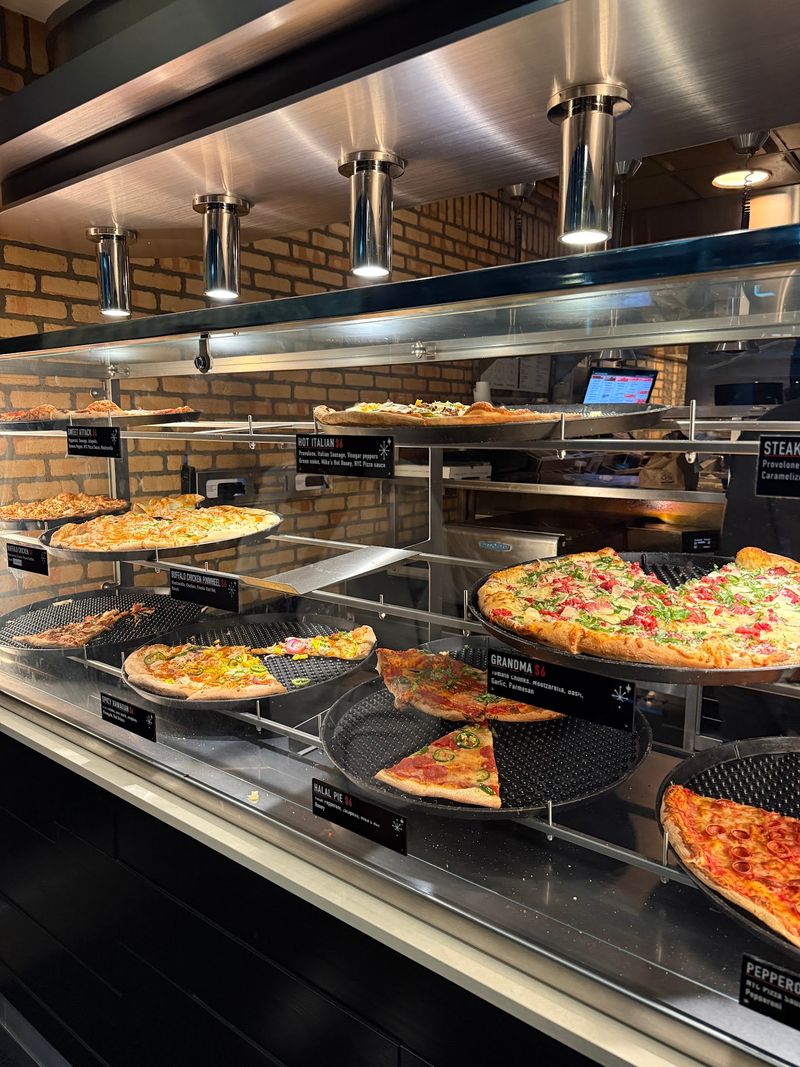 Mootz Pizzeria + Bar - Detroit