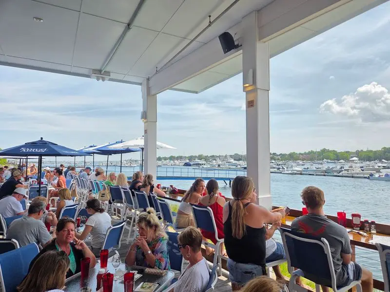 An Easygoing Spot for a Group Get-Together