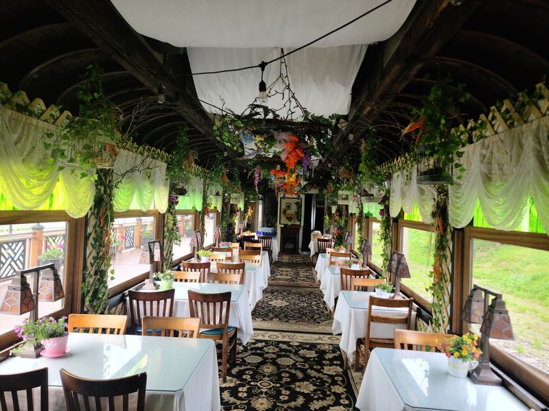 Dinner on the Rails Feels Like a Moving Restaurant