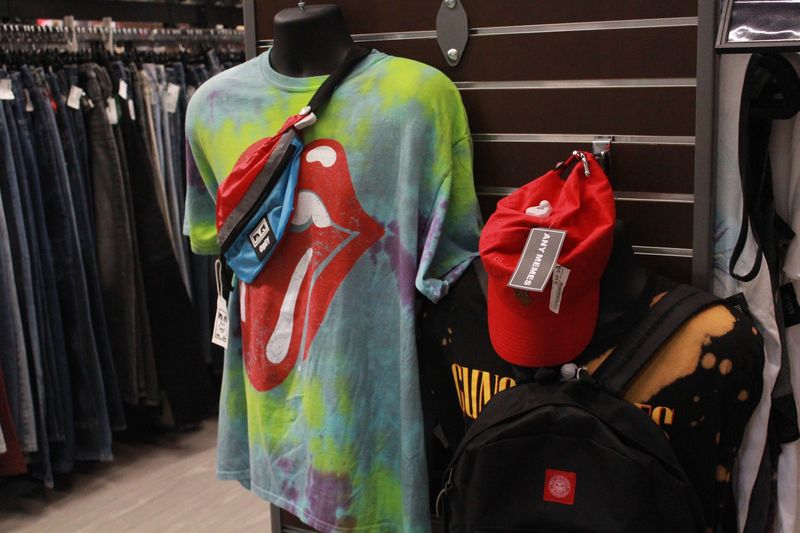 Fitting Rooms Make Bargains Smarter