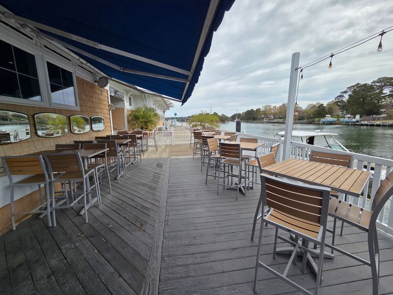 Waterside Dining Under Open Skies