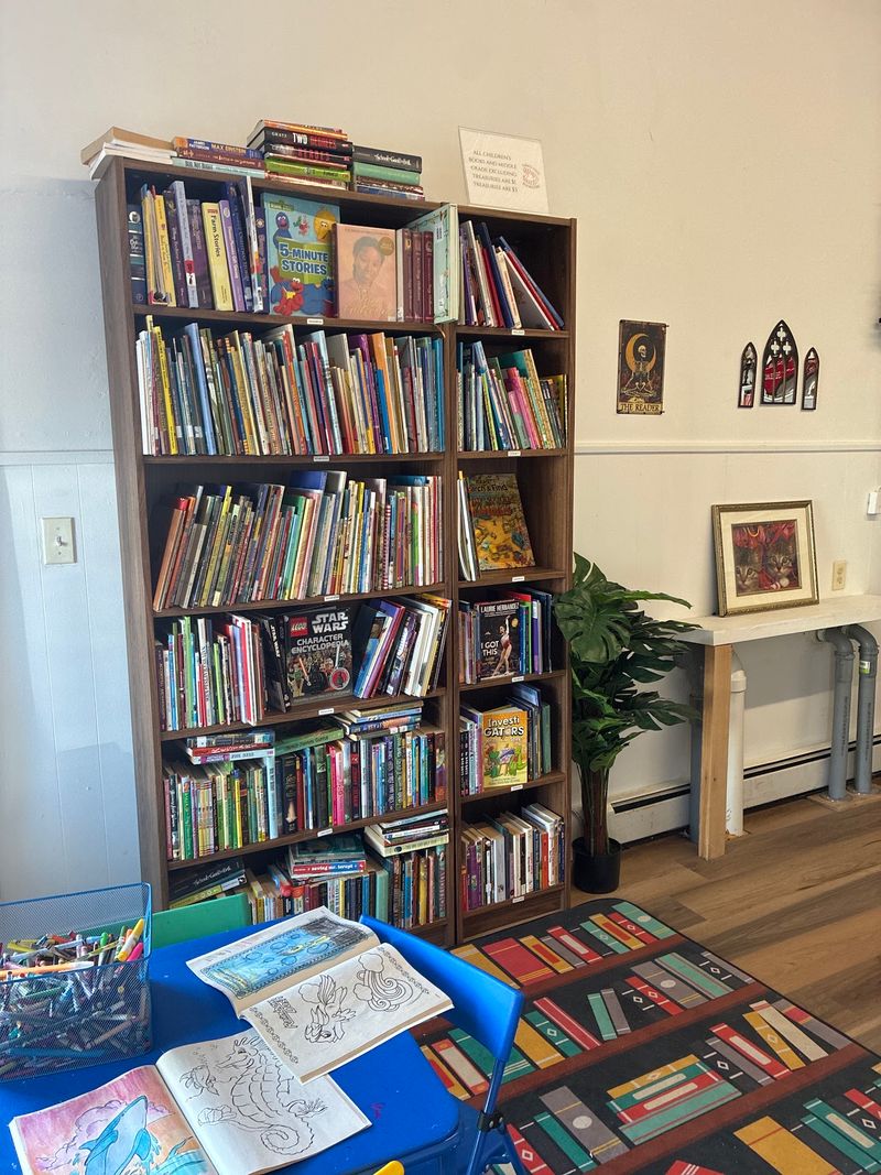 Fangs Used Bookstore - Jewett City
