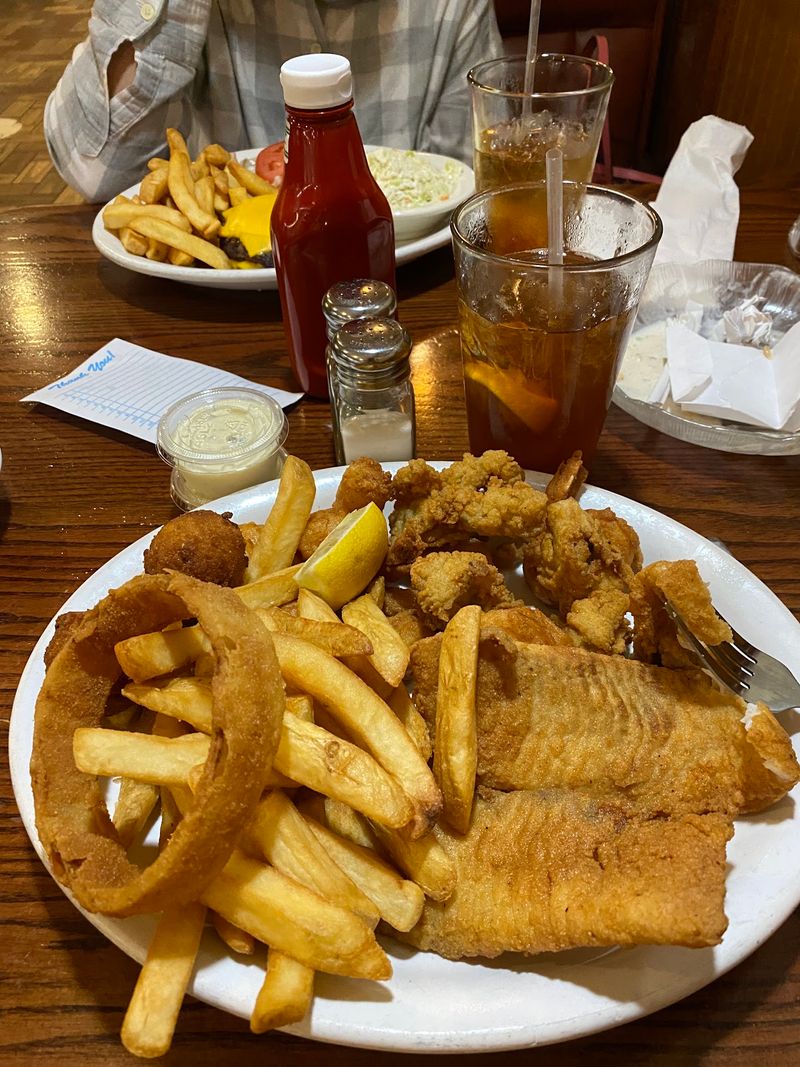 Seafood Plates Bring Fish Camp Energy
