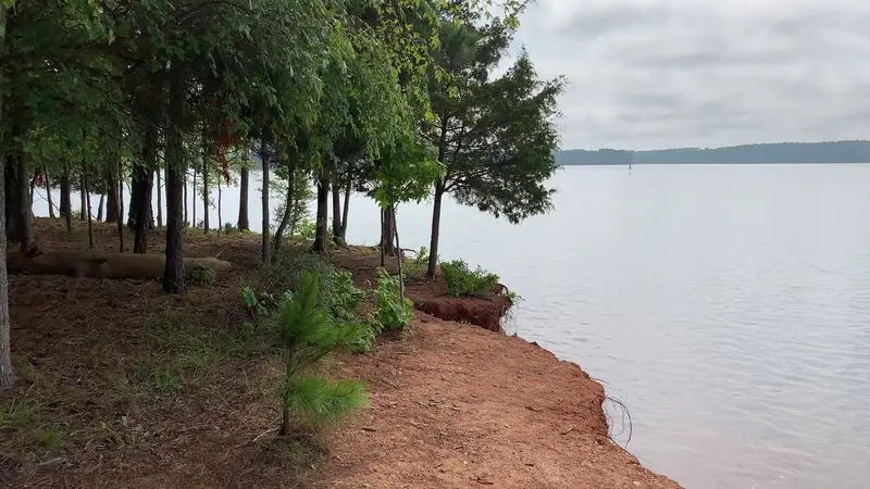 A Hidden Lakeside Escape With Room to Breathe