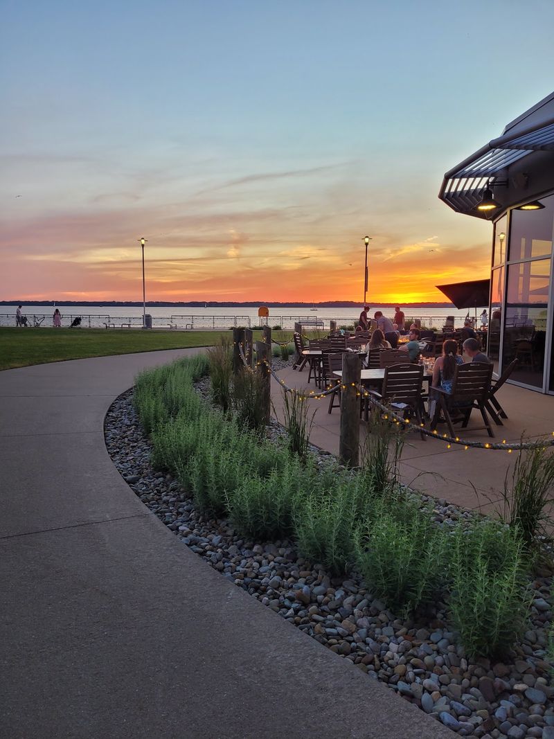 Shoreline Bar & Grille - Erie