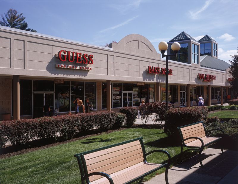 Enjoy The Outdoor Setting Between Stores