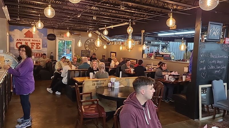 The Cafe Turns Browsing Into an Outing