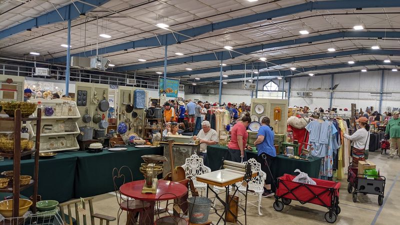 Vintage Furniture and Home D&eacute;cor