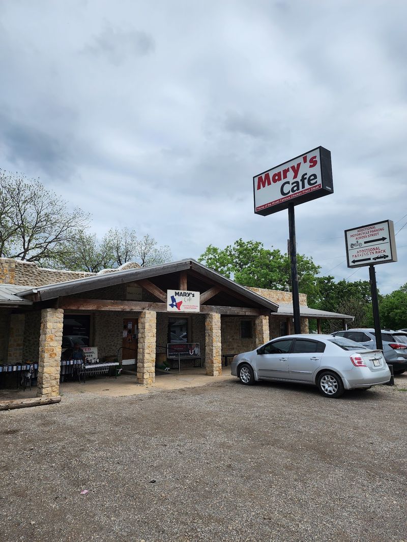 A Tiny-Town Cafe That Draws Hungry Travelers