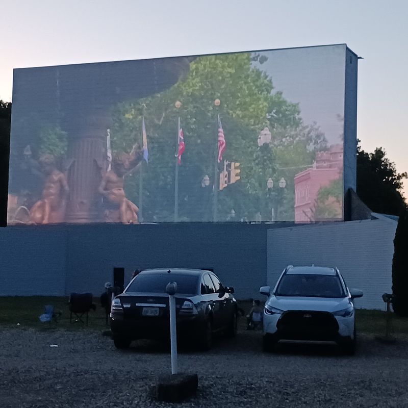 An Old-School Screen With a Modern Picture
