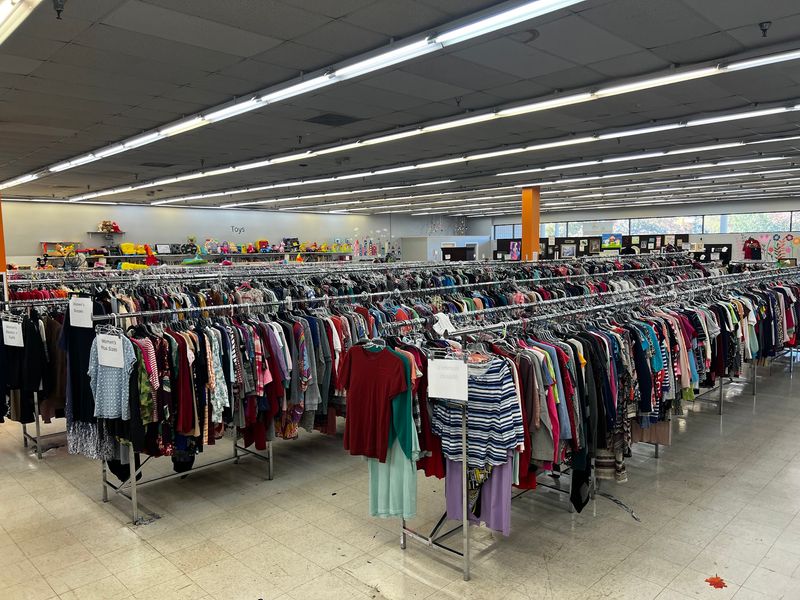 HandmeUPs Thrift