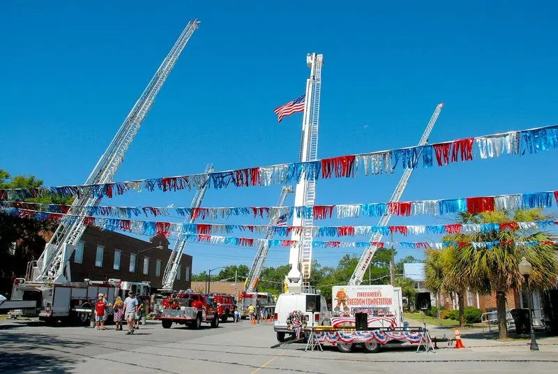 Community Spirit Gets a Holiday Spotlight