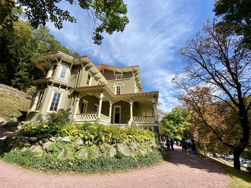 Make Room for a Comfortable, Unhurried Tour