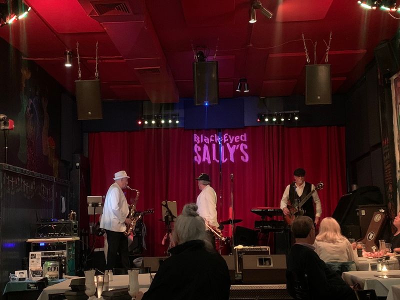 Live Music Changes the Whole Evening