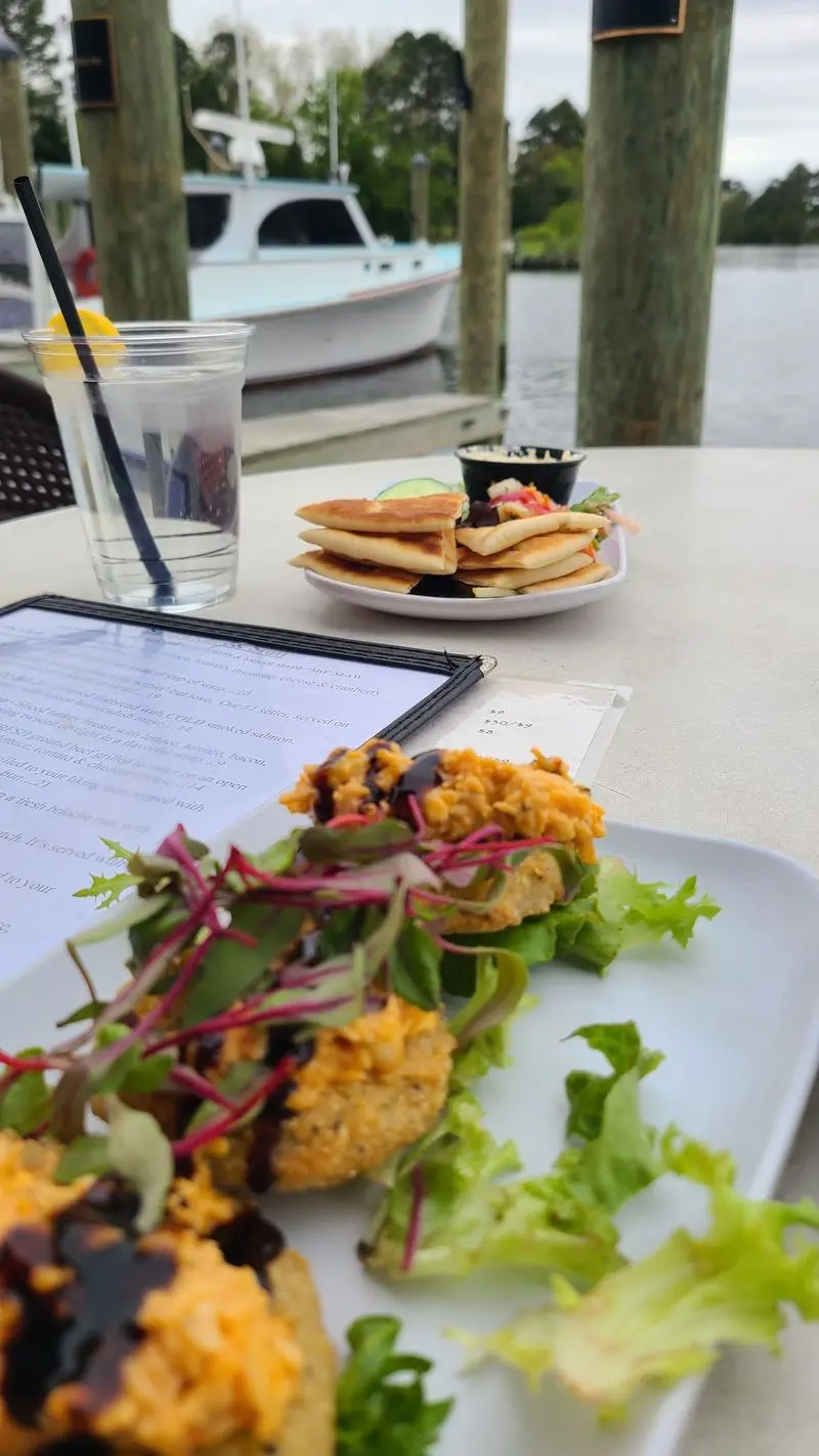 Crab Cakes With a Strong Following