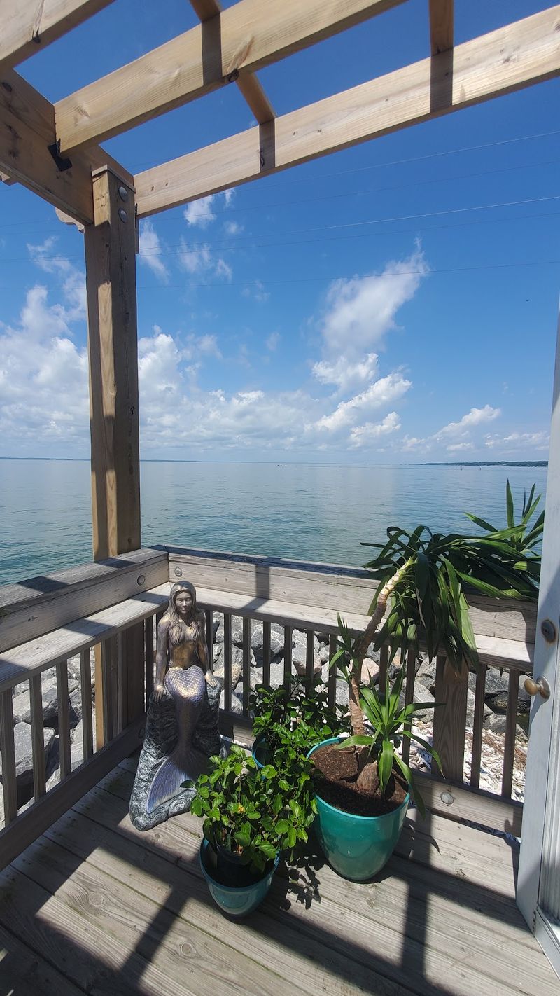 A Waterfront Setting That Sets the Mood