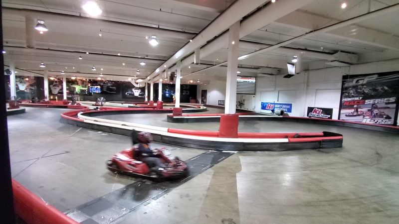 Why a Chain of Indoor Tracks Works So Well in a Wet State